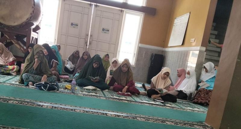 Perkuat Ketenangan Batin Jamaah, Penyuluh KUA Gumelar Bimbing Doa Keselamatan dan Zikir di MT Nurul Iman Cihonje