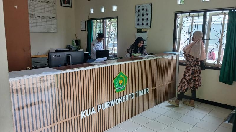 Pelayanan Cepat dan Ramah, KUA Purwokerto Timur Terbitkan Duplikat Buku Nikah Warga Arcawinangun