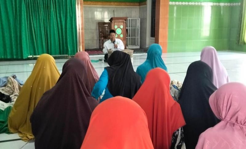 Perkokoh Kualitas Ibadah Jamaah, Penyuluh KUA Gumelar Gelar Penyuluhan Fikih Shalat di Desa Cihonje