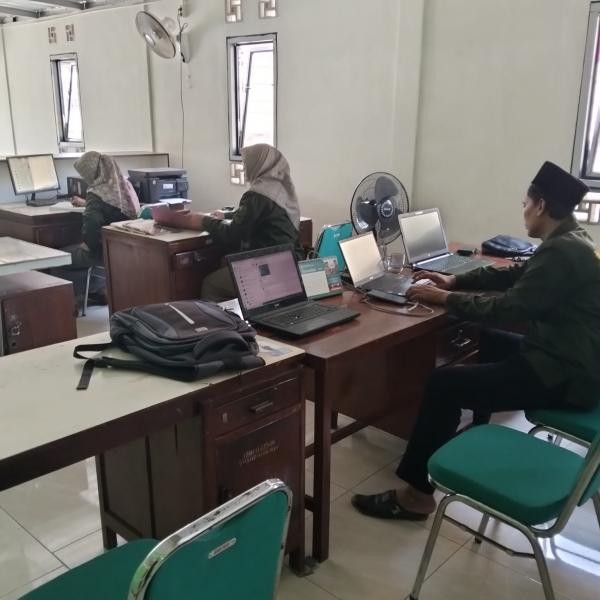 Dedikasi Tinggi di Jantung Layanan Umat: Kinerja Penuh Tanggung Jawab Staf dan Karyawan KUA Gumelar Patut Diacungi Jempol