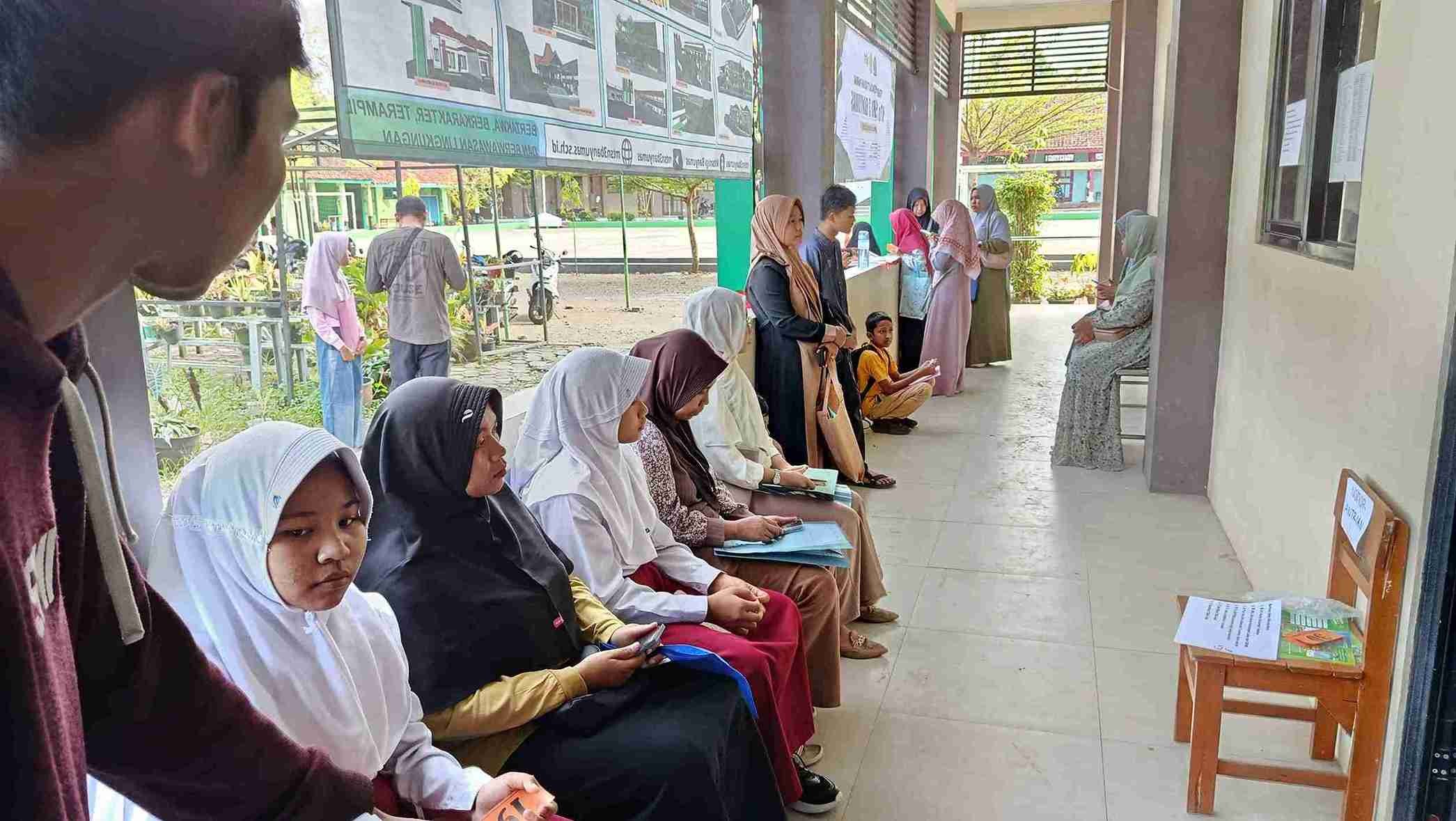 Panitia Gerak Cepat Layani Antrian, 95 Berkas Calon Murid Baru Masuk dalam Sehari
