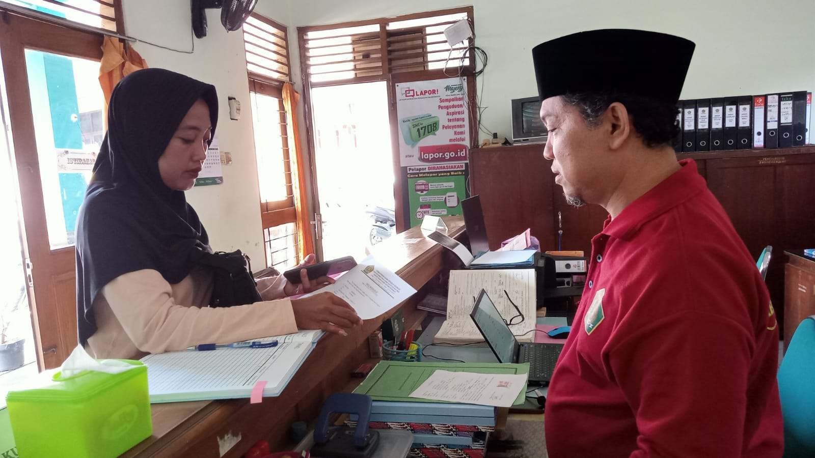 KUA Layani Pengambilan Buku Nikah dengan Penuh Ketelitian