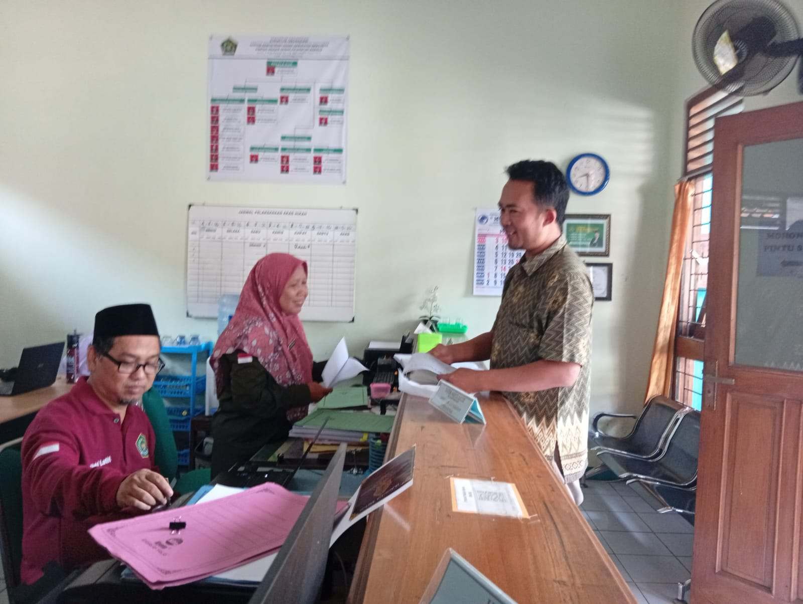 KUA dan Kayim Bersinergi Bantu Catin Lengkapi Berkas Pernikahan