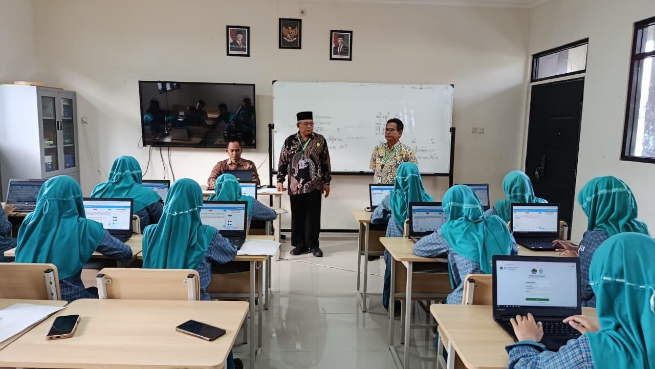 Kepala MTs Negeri 3 Banyumas Beri Motivasi dan Penguatan kepada Peserta OSMA 2026