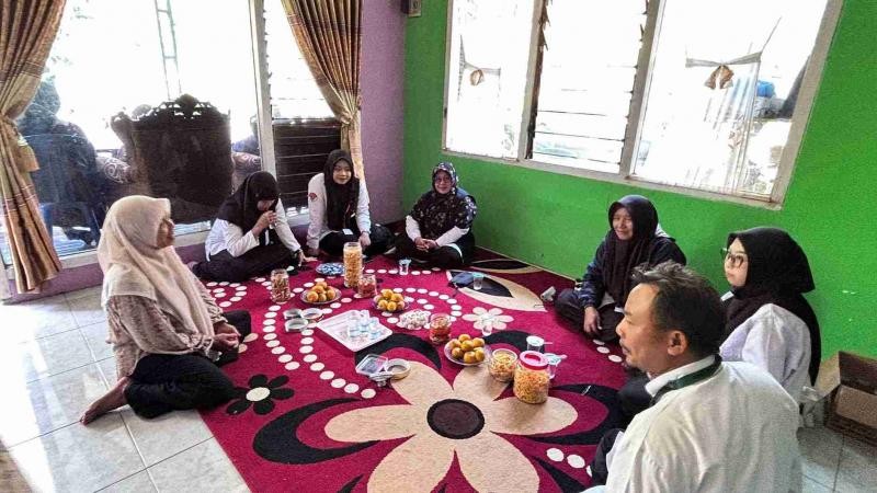 Hangatnya Silaturahim Keluarga Besar MTsN 3 Banyumas dalam Takziyah ke Banjarsari Wetan