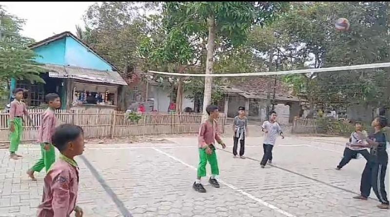 Laga Persahabatan, Siswa MTs Manbaul Falah Gerduren dan SD Negeri 3 Gerduren Jalin Sportivitas